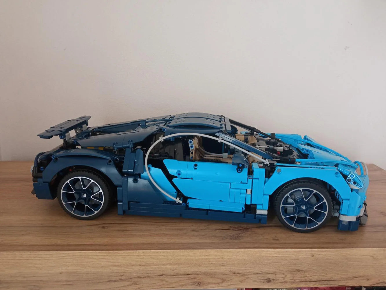 Bugatti Chiron Race Car Building Kit and Engineering toy 86001 (4024pcs)